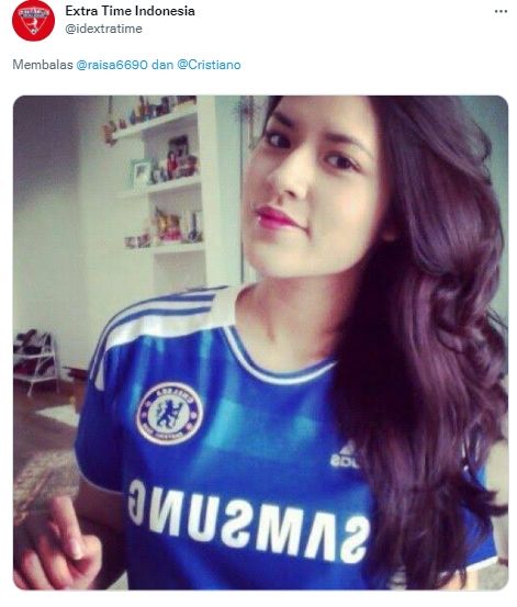 Raisa tampil pakai jersey Chelsea. (Twitter/@idextratime)