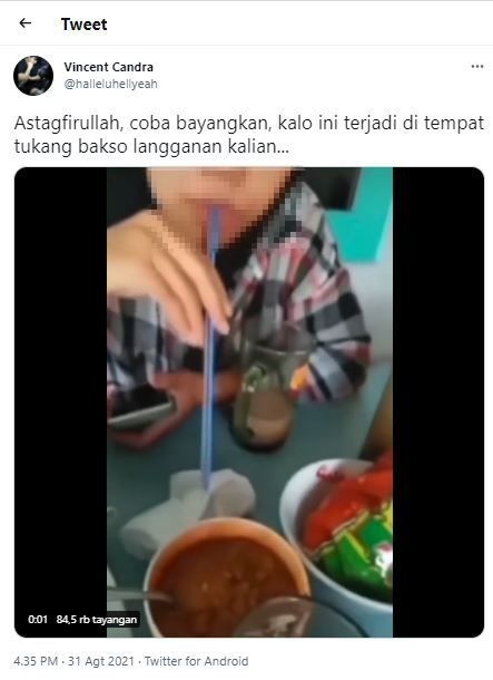 Perilaku wanita di warung makan yang bikin geran warganet (Twitter @halleluhellyeah)