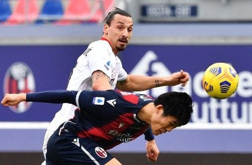 Bek tangguh asal Jepang Takehiro Tomiyasu menggagalkan peluang pemain AC Milan Zlatan Ibrahimovic dalam pertandingan Serie A musim 2020/21. [AFP]