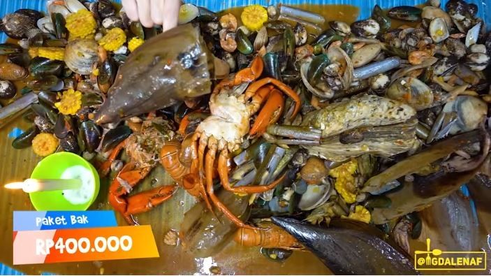 Mgdalenaf makan seafood se-bak mandi (YouTube Mgdalenaf)