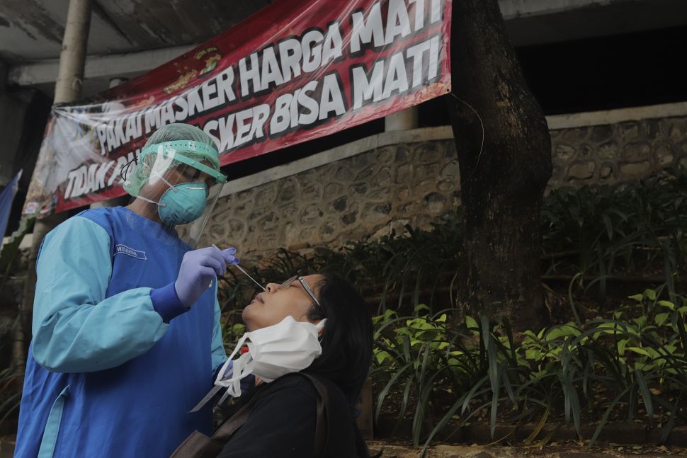 Petugas kesehatan melakukan tes usap (swab test) antigen dan PCR gratis di Terowongan Kendal, Menteng, Jakarta, Kamis (2/9/2021). [Suara.com/Angga Budhiyanto]