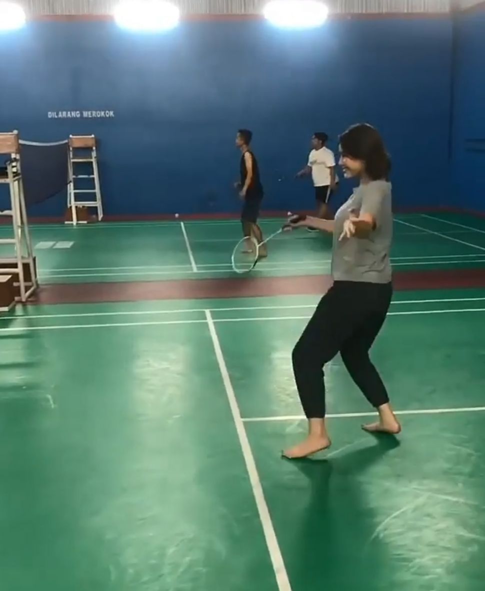 Potret pemain Ikatan Cinta main badminton. (Instagram/wasila.mandaskatik)