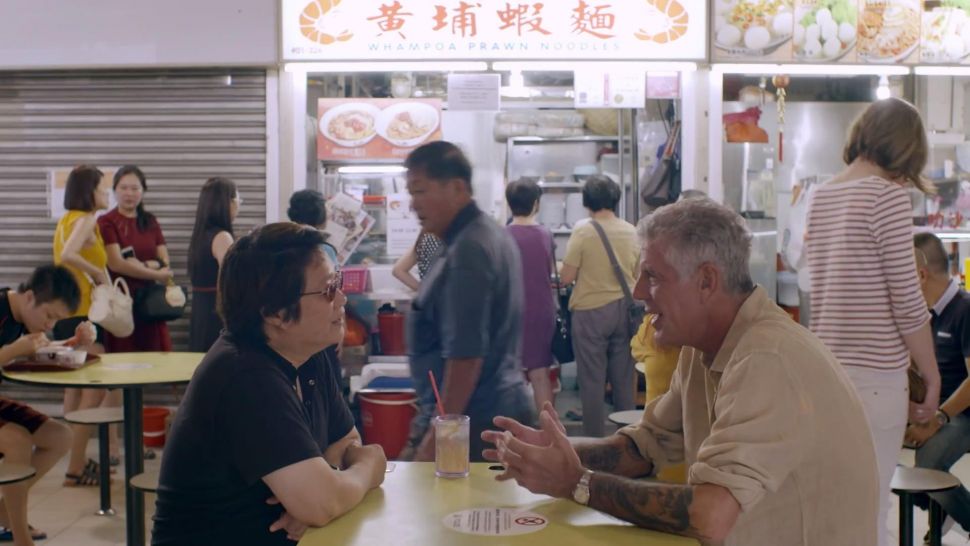 Anthony Bourdain di Pusat Jajanan Kuliner Singapura. (Foto: STB/Food & Wine Magazine)