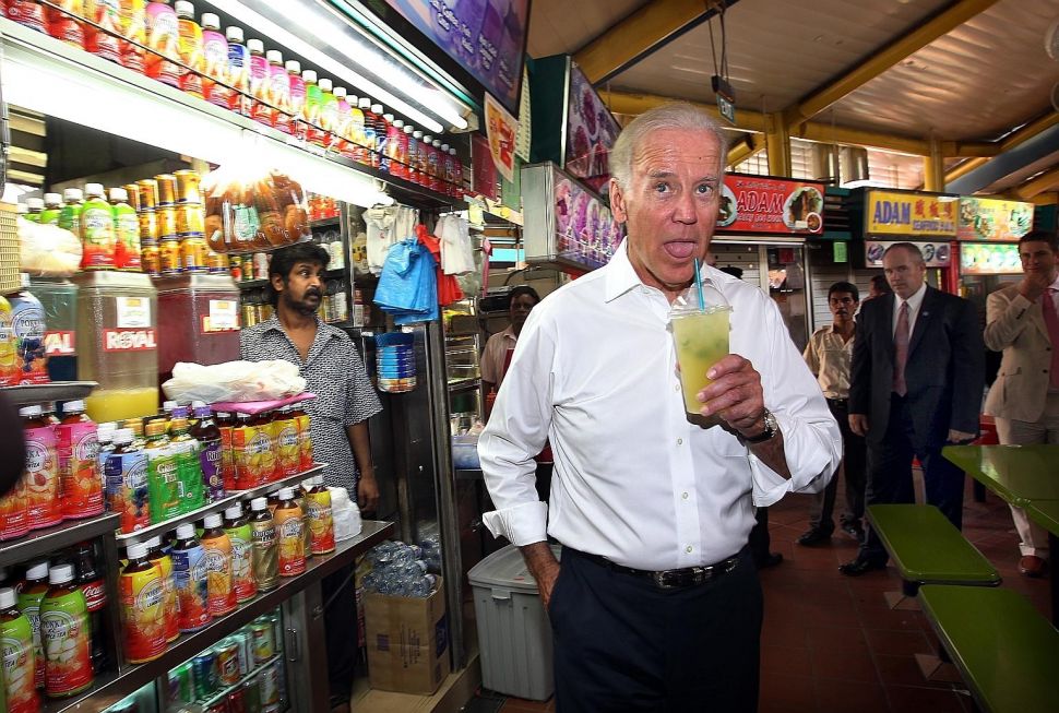 Joe Bidden di Pusat Jajanan Kuliner Singapura. (Foto: STB/Straits Times)