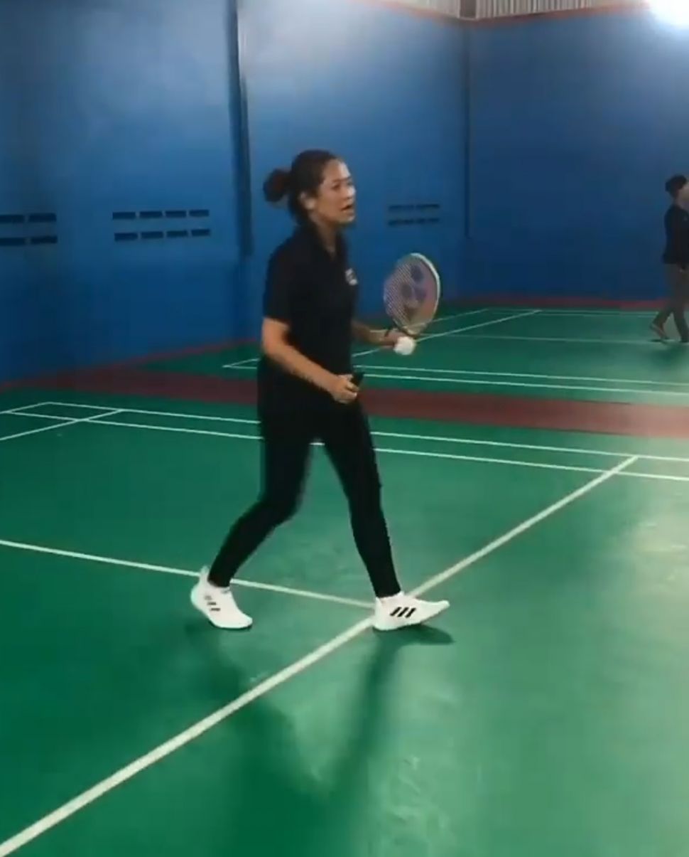 Potret pemain Ikatan Cinta main badminton. (Instagram/wasila.mandaskatik)