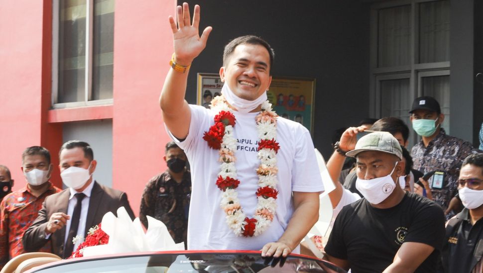 Ekspresi bahagia Pedangdut Saipul Jamil saat meninggalkan Lembaga Permasyarakatan Cipinang, Jakarta Timur, Kamis (2/9/2021). [Suara.com/Alfian Winanto]