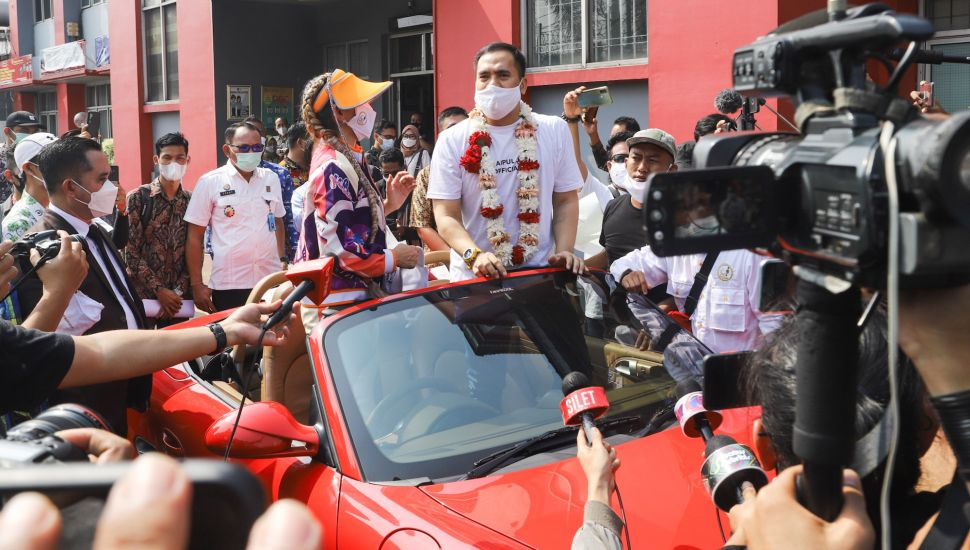 Pedangdut Saipul Jamil saat meninggalkan Lembaga Permasyarakatan Cipinang, Jakarta Timur, Kamis (2/9/2021). [Suara.com/Alfian Winanto]