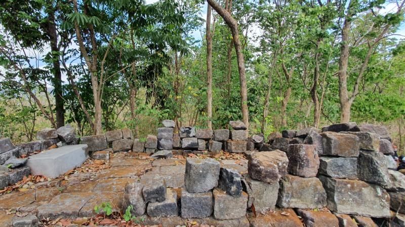 Struktur batuan menyerupai candi di Bukit Mintorogo, Dusun Gayam, Desa Gayamharjo, Prambanan, Sleman. [Hiskia Andika Weadcaksana / SuaraJogja.id]