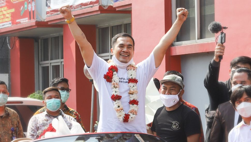 Ekspresi bahagia Pedangdut Saipul Jamil saat meninggalkan Lembaga Permasyarakatan Cipinang, Jakarta Timur, Kamis (2/9/2021). [Suara.com/Alfian Winanto]