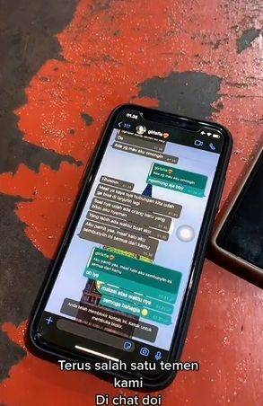 Pemuda auto kena mental baca isi chat dari pacar. (Tiktok)