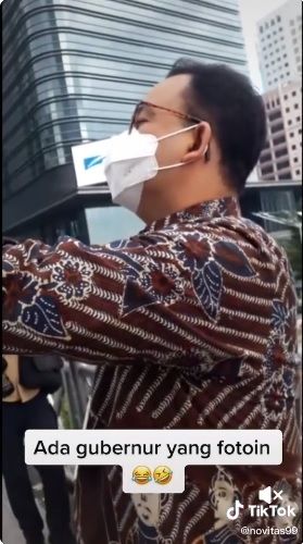 Anies Baswedan memotret warga (TikTok)