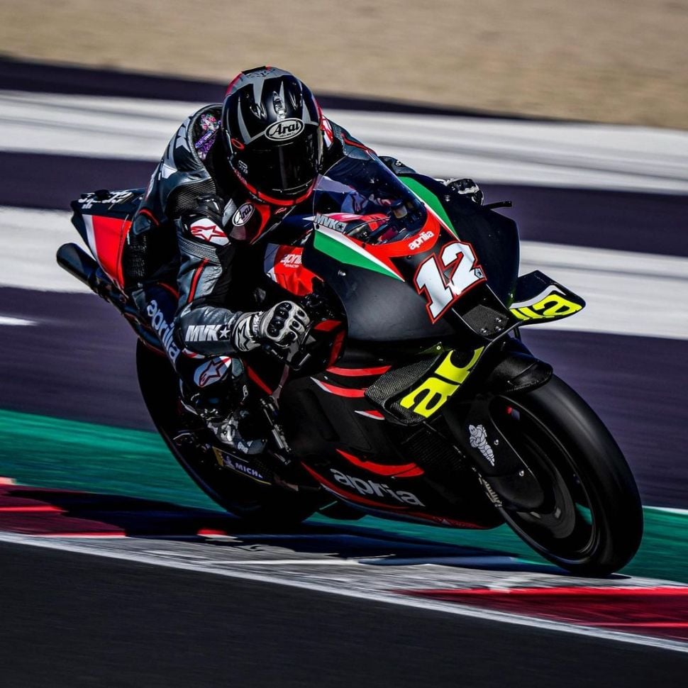 Maverick Vinales saat mengetes motor balap tim Aprilia. (Instagram)