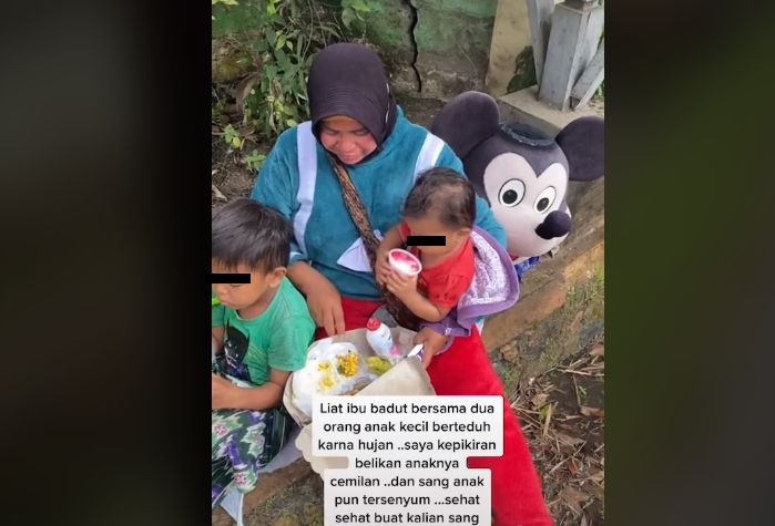 Badut berteduh sambil suapi anak (tiktok)