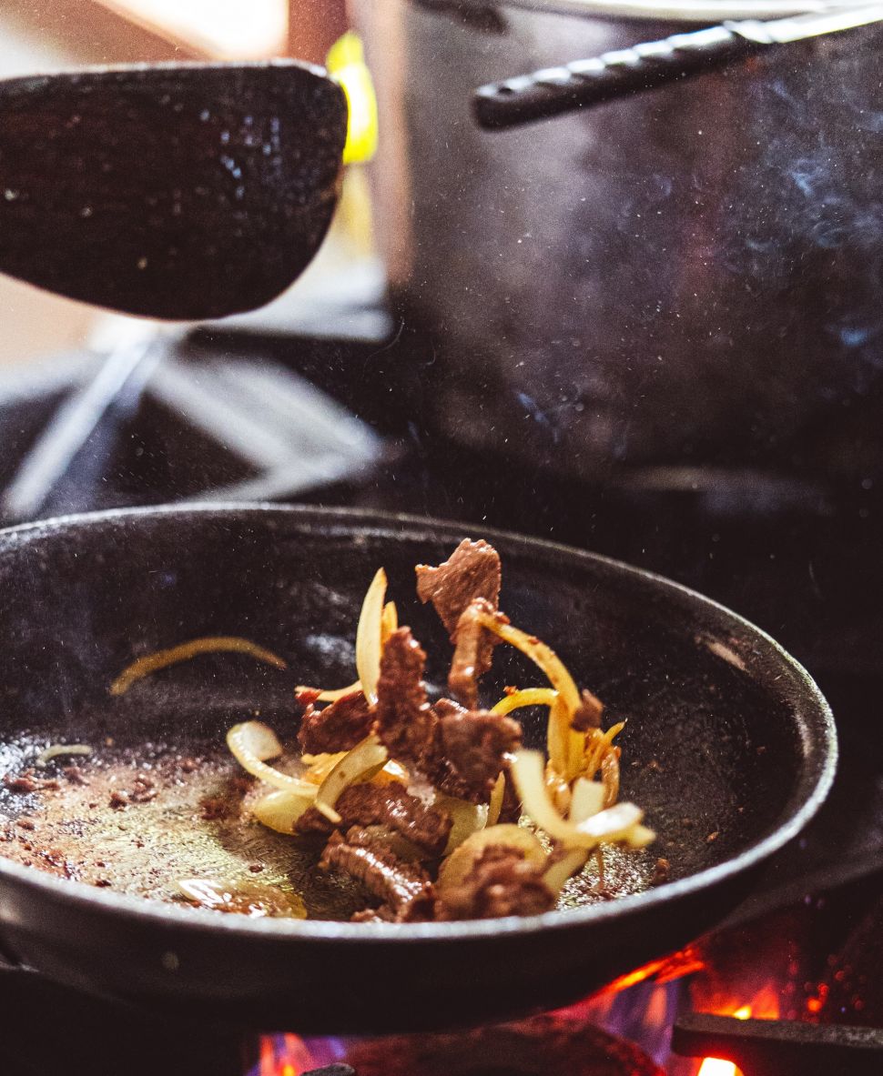 Ilustrasi memasak daging sapi. (Unsplash/Gita Krishnamurti)