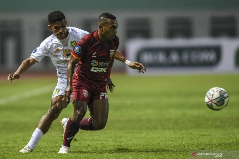 Pesepak bola Borneo FC Terens Puhiri (kanan) melewati hadangan pesepak bola Persebaya Surabaya Ricky R. Kambuaya (kiri) dalam lanjutan Liga 1 2021-2022 di Stadion Wibawa Mukti, Cikarang, Jawa Barat, Sabtu (4/9/2021). (ANTARA FOTO/M Risyal Hidayat/wsj) 