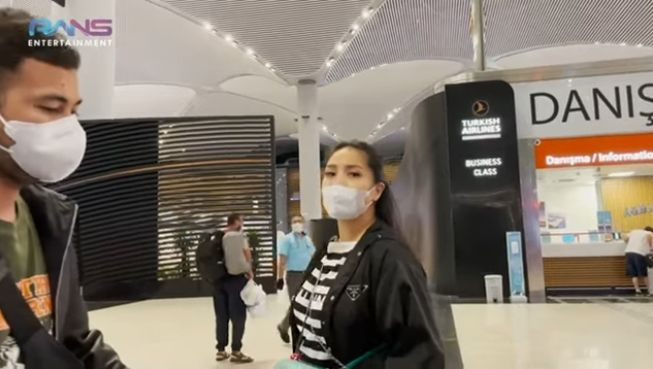 Penampilan Nagita Slavina saat terbang dari Turki ke Indonesia. (YouTube/Rans Entertainment)