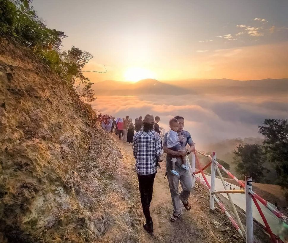 Pesona Negeri di atas awan atau Gunug Luhur. [Instagram @gunugluhur_official]