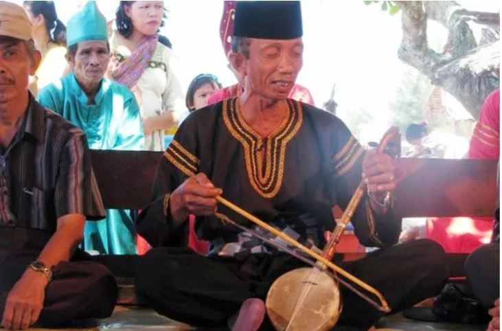 Permainan Rabab Pasisie (rabab pasisia). [Antara]