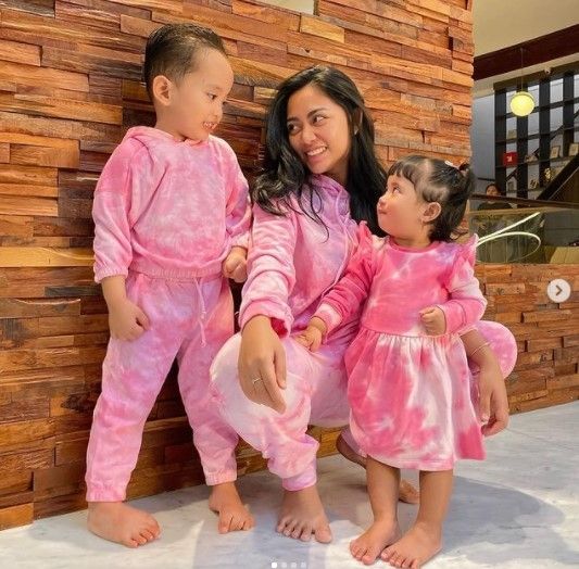 Potret tangguh Rachel Vennya momong anak. (Instagram/rachelvennya)