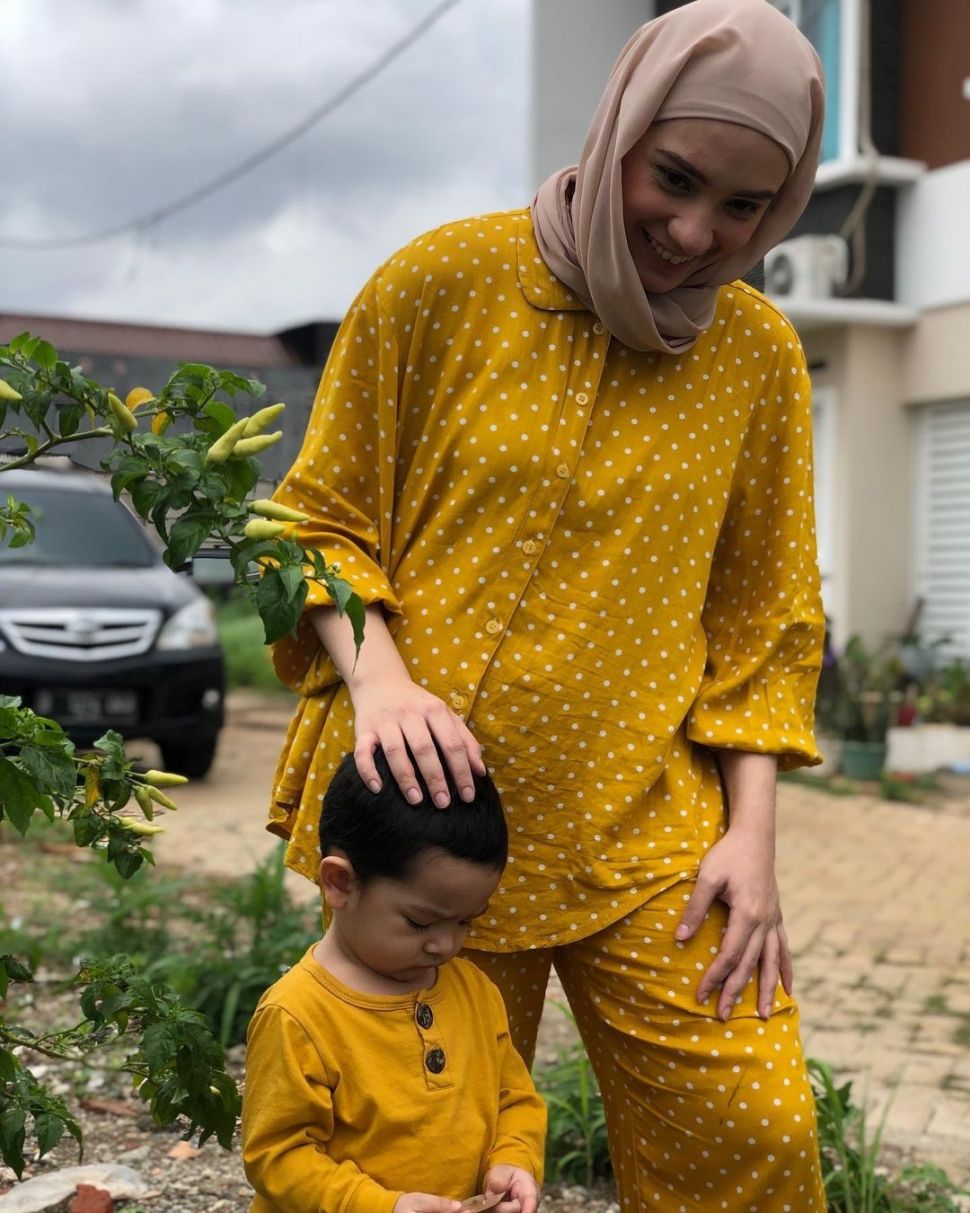 Potret Putri Anne kembaran baju dengan anak. (Instagram/putriannesaloka)