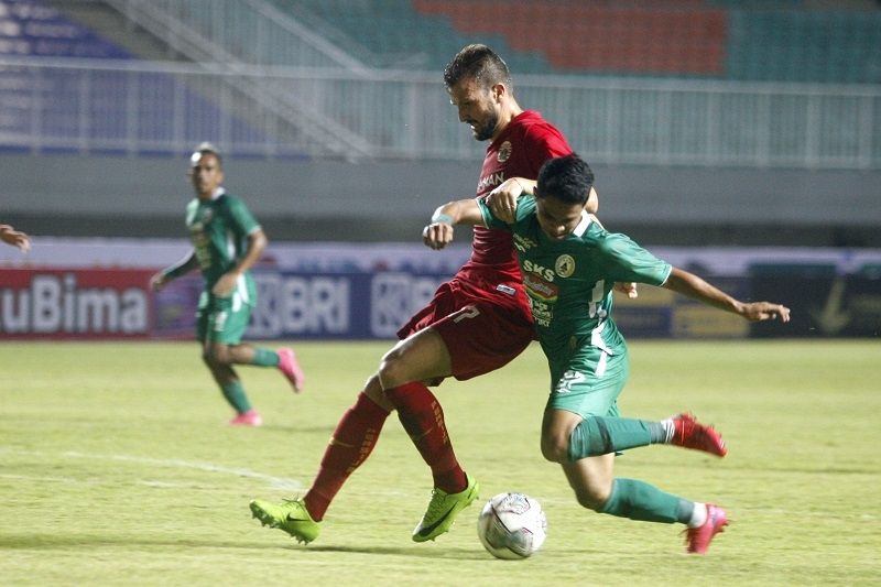 Winger PSS Sleman, Irkham Mila (kanan) berduel dengan bek Persija Jakarta, Marco Motta dalam laga Liga 1 2021-2022 di Stadion Pakansari, Bogor, Minggu (5/9/2021) malam. [ANTARA FOTO/Yulius Satria Wijaya]