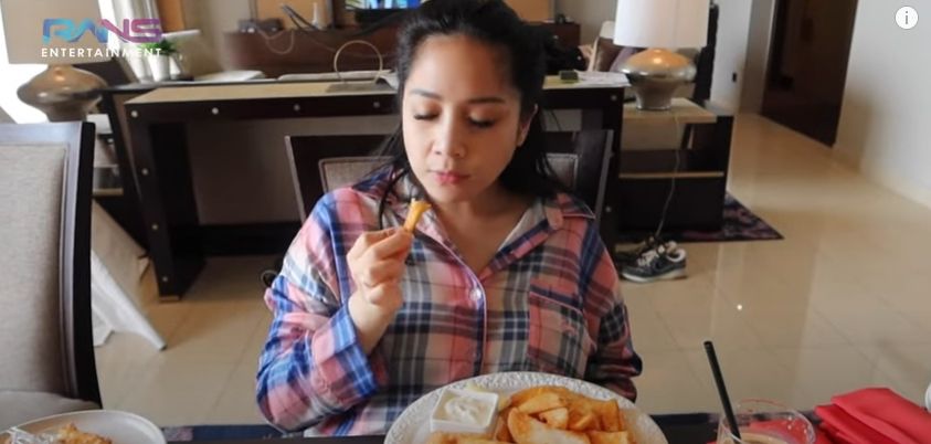 Menu makanan Nagita Slavina saat karantina di hotel. [YouTube/Rans Entertainment]