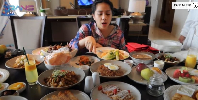 Menu makanan Nagita Slavina saat karantina di hotel. [YouTube/Rans Entertainment]