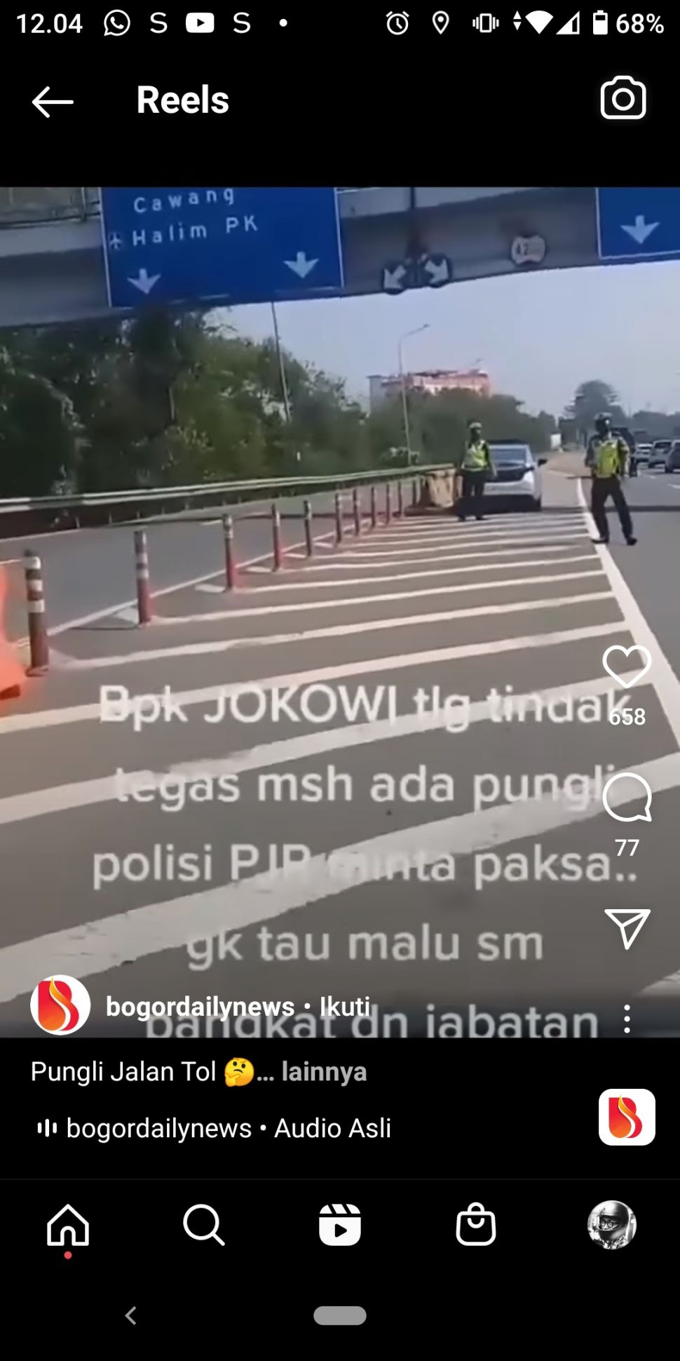 Dua oknum anggota Patroli Jalan Raya (PJR) Polda Metro Jaya diduga melakukan tindakan pungli terhadap salah satu pengemudi di Jalan Tol Jagorawi. (tangkap layar/ist)