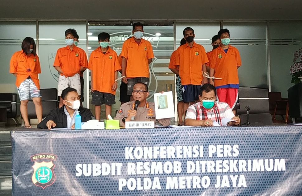 Kabid Humas Polda Metro Jaya Kombes Yusri Yunus dalam pengungkapan kasus penipuan dengan mencatut nama Baim Wong di Mapolda Metro Jaya, Jakarta Selatan, Selasa (7/9/2021). [Suara.com/Muhammad Yasir]