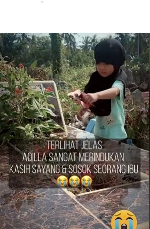 Bocah datangi makam sang ibunda. (Tiktok/anto_grsik)