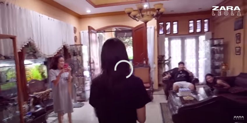 Potret rumah Enda Ungu. (YouTube/Zara Leola)