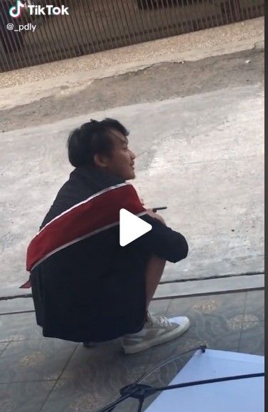 Viral mahasiswa wisuda tidak punya teman. [TikTok/@_pdly]