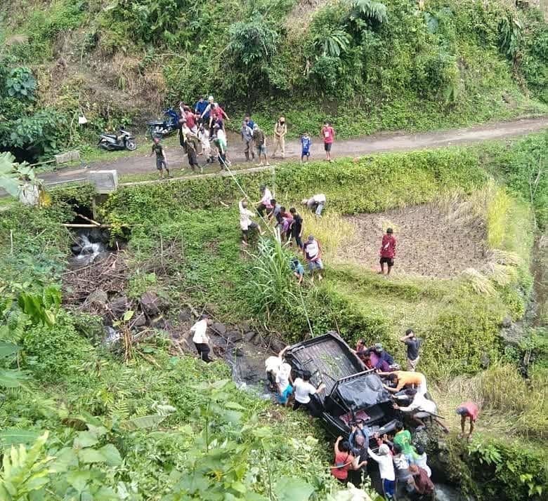 Mobil angkut rombongan pengantin terperosok ke jurang di Lebak, Selasa (8/9/2021). [Istimewa]