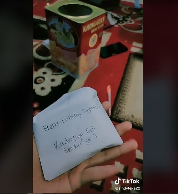 Viral Kado Ulang Tahun dari Pacar (tiktok.com/@sindyteka22)