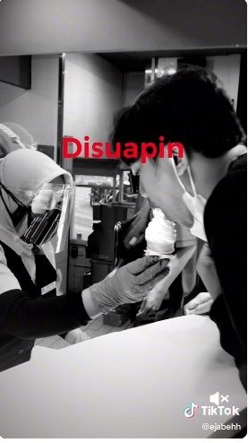 Beli Es Krim, Lelaki Ini Lakukan Hal yang Mengejutkan. (TikTok)