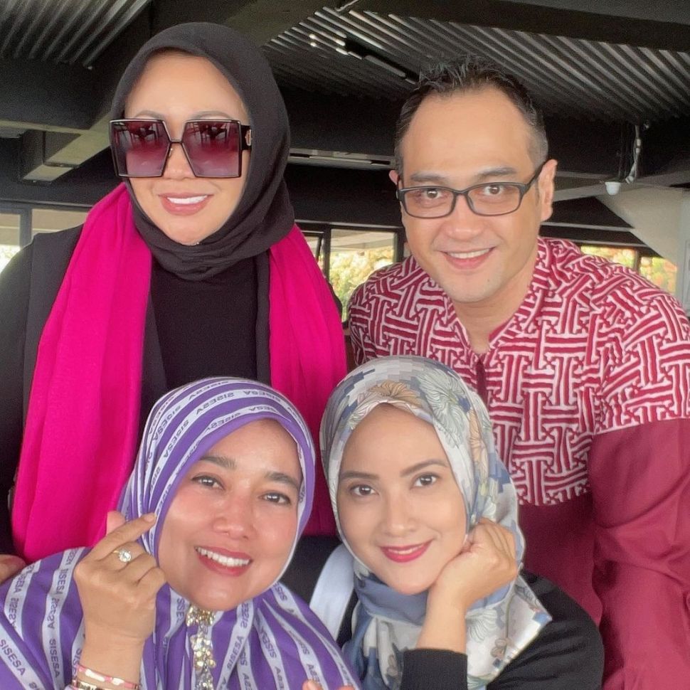 Ferry Irawan berkumpul bersama Elma Theana dan teman-temannya. [Instagram Elma Theana]