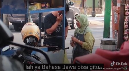 Bule prank penjual gorengan. (TikTok/@londokampung.official)