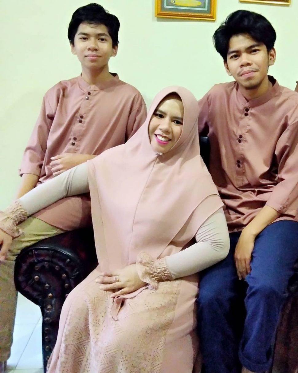 Rochimah bersama dua anaknya, termasuk Rizky Arnanda Delta (kanan). [Instagram]