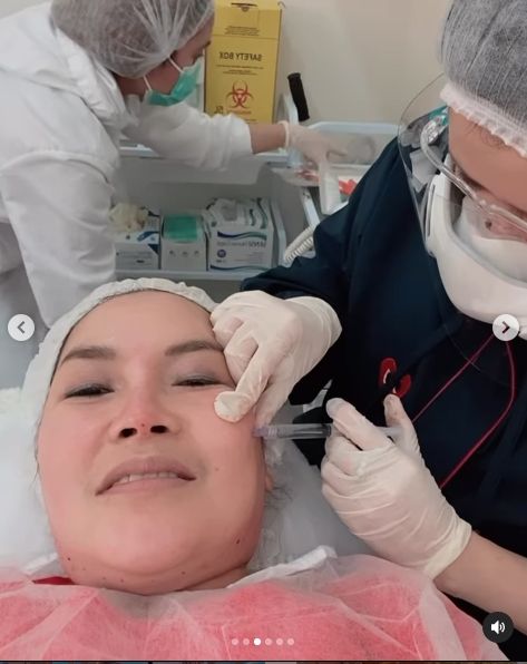 Potret orang tua Ayu Ting Ting perawatan wajah. (Instagram/mom_ayting92_)