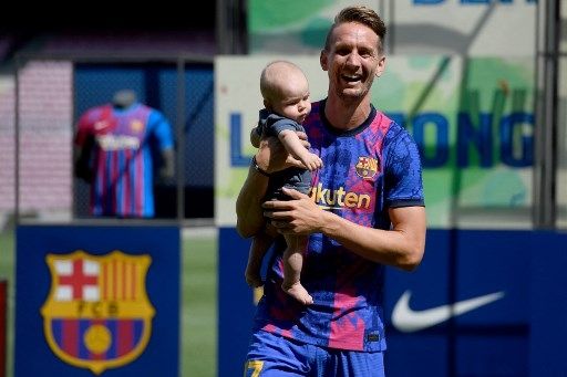 Luuk de Jong diperkenalkan sebagai pemain anyar Barcelona di Camp Nou, Kamis (9/9/2021). [AFP]