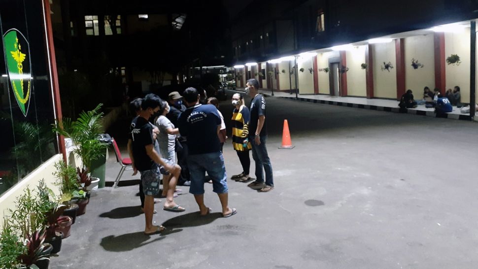 Keluarga korban kebakaran Lapas Tangerang, Rudhi alias Cangak bin Ong Eng Cue, di RS Polri Kramat Jati, Jakarta Timur, Kamis (9/9/2021) malam. [Suara.com/Yaumal Asri Adi Hutasuhut]