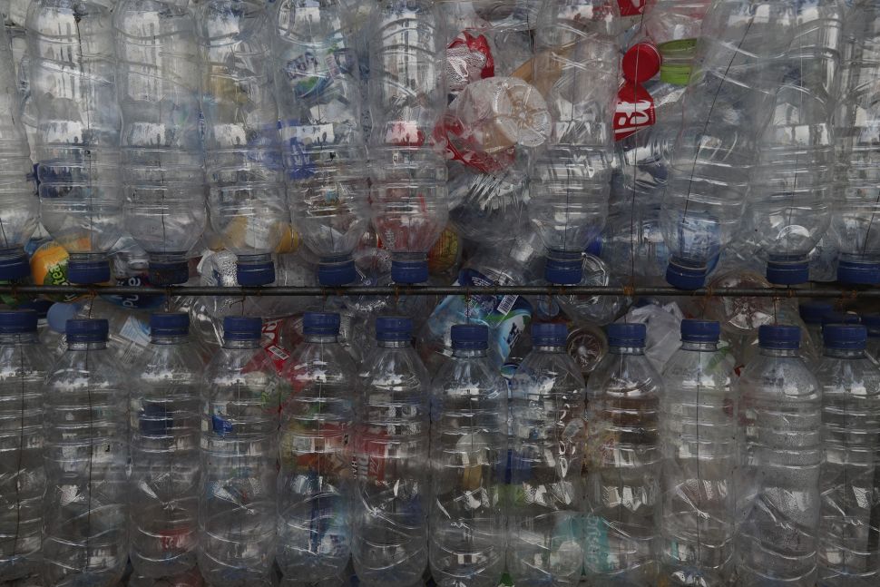 Tempat sampah dari botol bekas yang berada di kawasan Situ Gintung, Tangerang Selatan, Banten, Kamis (9/9/2021). [Suara.com/Angga Budhiyanto]