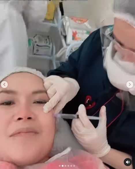 Potret orang tua Ayu Ting Ting perawatan wajah. (Instagram/mom_ayting92_)