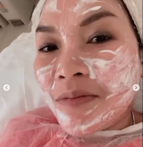 Potret orang tua Ayu Ting Ting perawatan wajah. (Instagram/mom_ayting92_)