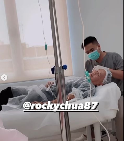 Potret orang tua Ayu Ting Ting perawatan wajah. (Instagram/mom_ayting92_)