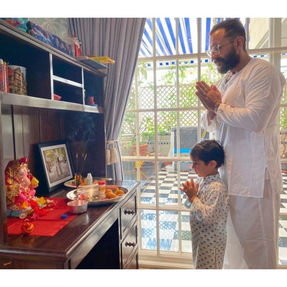 Saif Ali Khan bersama putranya, Taimur Ali Khan merayakan Ganesh Chaturthi. [Instagram]