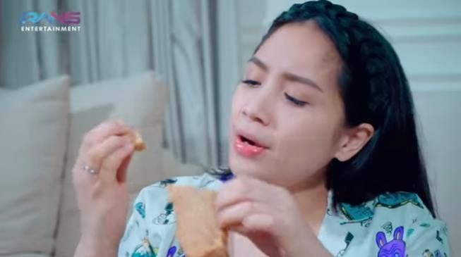 Momen Nagita Slavina pakai bando yang murahnya kebangetan. (YouTube/Rans Entertainment)