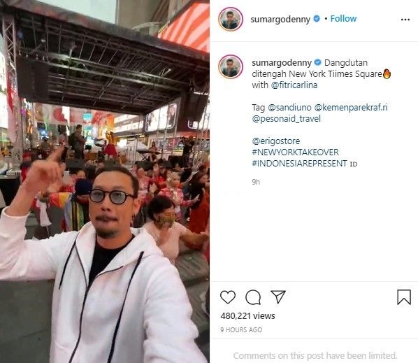 Momen Fitri Carlina dangdutan di Times Square New York. (Instagram/sumargodeny)