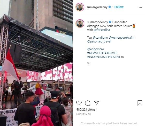 Momen Fitri Carlina dangdutan di Times Square New York. (Instagram/sumargodeny)