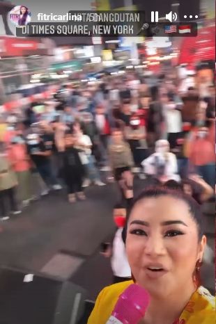Momen Fitri Carlina dangdutan di Times Square New York. (Instagram/fitricarlina)